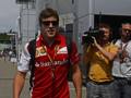Fernando Alonso all'arrivo al paddock. Colombo