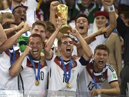 Il momento in cui Philipp Lahm solleva la Coppa del Mondo. Ap
