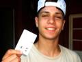 Francesco Serafino, 16 anni, mostra il suo cartellino con il Boca Juniors