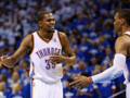 Kevin Durant con Russel Westbrook. Afp