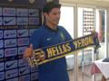 L'attaccante Nen, 30 anni, mostra la sciarpa del Verona