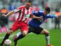 Tomas Rincon, 26 anni, duella con Ribery. Epa