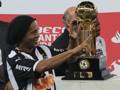 Ronaldinho raggiante con la Recopa Sudamericana. Ansa