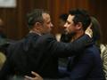 Carl e Oscar Pistorius, insieme in tribunale durante il processo per la morte di Reeva Steenkamp (AFP)