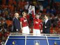 Wayne Rooney (28 anni) e Darren Fletcher sollevano il trofeo della Guinness Cup dopo la vittoria contro il Liverpool. Reuters