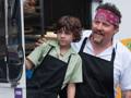 Una scena di “Chef-La ricetta perfetta”, di e con John Favreau, qui con Emjay Anthony, suo figlio nel film