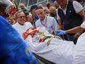 Il ceco Zdenek Stybar portato via dai medici dopo la spaventosa caduta nel finale. Bettini