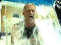 Anche il  tecnico del Chelsea Jos Mourinho  partecipa all'Ice Bucket Challenge