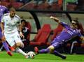 Gonzalo Rodriguez in tackle su Benzema nell’amichevole Fiorentina-Real Madrid. Afp
