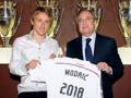 Luka Modric sorride con Florentino Perez dopo il rinnovo (realmadrid.com)