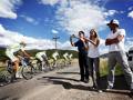 Ivan Basso si volta a guardare Lance Armstrong sul ciglio della strada con la compagna Anna Hansen