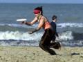 Una giocatrice di Frisbee Ultimate, in spiaggia