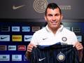 Gary Medel, 27 anni, con la maglia dell'Inter che indosser nella prossima stagione 