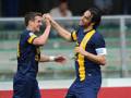 Gomez e Luca Toni festeggiano dopo un gol  del Verona. LaPresse