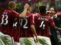Filippo Inzaghi festeggiato dai giocatori del Milan.  Afp