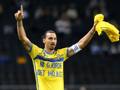 Zlatan Ibrahimovic mostra una maglietta celebrativa:  il bomber di tutti i tempi della Svezia. Afp
