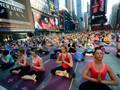 Yoga a Times Square. AFP