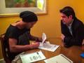 Ronaldinho, 34 anni, firma il suo nuovo contratto