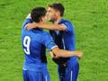 L'abbraccio tra Belotti (di spalle) e Berardi dopo Italia-Serbia 3-2. Getty Images