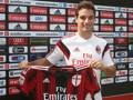 Giacomo Bonaventura, 25 anni, mostra la maglia del Milan. acmilan.com