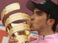 Alberto Contador, 31 anni, bacia sul podio del Giro 2008 il “trofeo senza fine”. Reuters