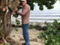 Greg Norman lavora con la motosega nel suo giardino. Internet