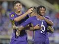 L'abbraccio tra Gomez, Cuadrado e Vargas: l'attacco della Fiorentina ha ritrovato la via del gol. Ansa