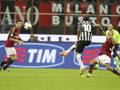 Carlos Tevez scocca il tiro vincente in Milan-Juve del 2 marzo 2014. Ap