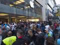 La lunga fila per l’iPhone 6 in vendita da oggi all’Apple Store di Monaco di Baviera. Lapresse 