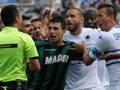 Francesco Acerbi, 26 anni, aiuta Di Bello nel contenere le proteste dei giocatori della Sampdoria. LaPresse