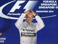 Lewis Hamilton felice sul podio di Singapore. Getty