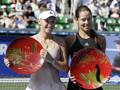 Ana Ivanovic, a destra, in premiazione con Caroline Wozniacki, battuta in finale a Tokyo. Epa 