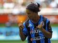 Ronaldinho fa festa dopo il gol al Chivas. Reuters