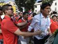 Ivan Zamorano, 47 anni, tra gli abbracci dei tifosi cileni durante il mondiale in Brasile. AFP
