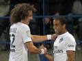 David Luiz si congratula con Lucas dopo il gol. Afp