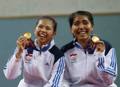 Greysia Polii e Nitya Krishinda Maheswari con la medaglia d’oro al collo. Reuters