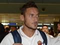 Francesco Totti, 38 anni, a Fiumicino prima di imbarcarsi per Manchester. Twitter