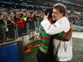 Russell Crowe, proprietario dei South Sydney Rabbitohs di rugby a 13, abbraccia un suo giocatore. Getty Images