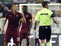 Francesco Totti, 38 anni, protesta con l'arbitro Rocchi. Afp