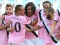L'attaccante del Cesena Emmanuel Cascione festeggiato dai compagni dopo il rigore dell'1-1. AP