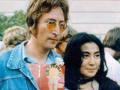 John Lennon con i mitici occhiali tondi