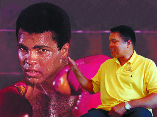 Muhammad Ali, nato il 17 gennaio 1942, scherza con una sua gigantografia AP