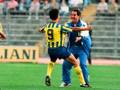 Un abbraccio tra Pippo Inzaghi e Bortolo Mutti ai tempi dell'Hellas, stagione '93-'94. hellasverona.it