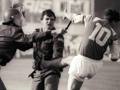 13 maggio 1990: il famoso calcio di Zvonimir Boban a un poliziotto serbo. 