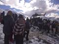 La folla intorno a un elicottero dell’esercito nepalese impegnato nelle operazioni di ricerca delle vittime a Thorang-La. Reuters