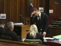 Oscar Pistorius discute coi suoi avvocati in tribunale. Action