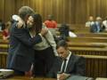 Aimee Pistorius abbraccia l'avvocato, accanto al fratello Oscar in tribunale. Epa