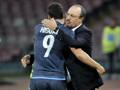 Il tecnico del Napoli Rafa Benitez abbraccia Gonzalo Higuain. Ansa 