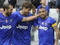 Arturo Vidal, 27 anni, centrocampista della Juve,  Fernando Llorente e Giorgio Chiellini festeggiano. Reuters