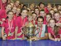 Roger Federer festeggia a Basilea coi suoi giovani fan. Action